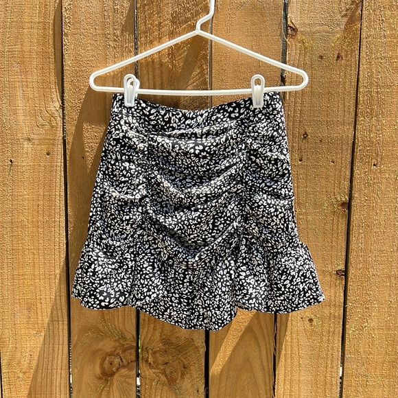 Black and white printed mini skirt with flounce hem and built-in shorts - Picture 2 of 3